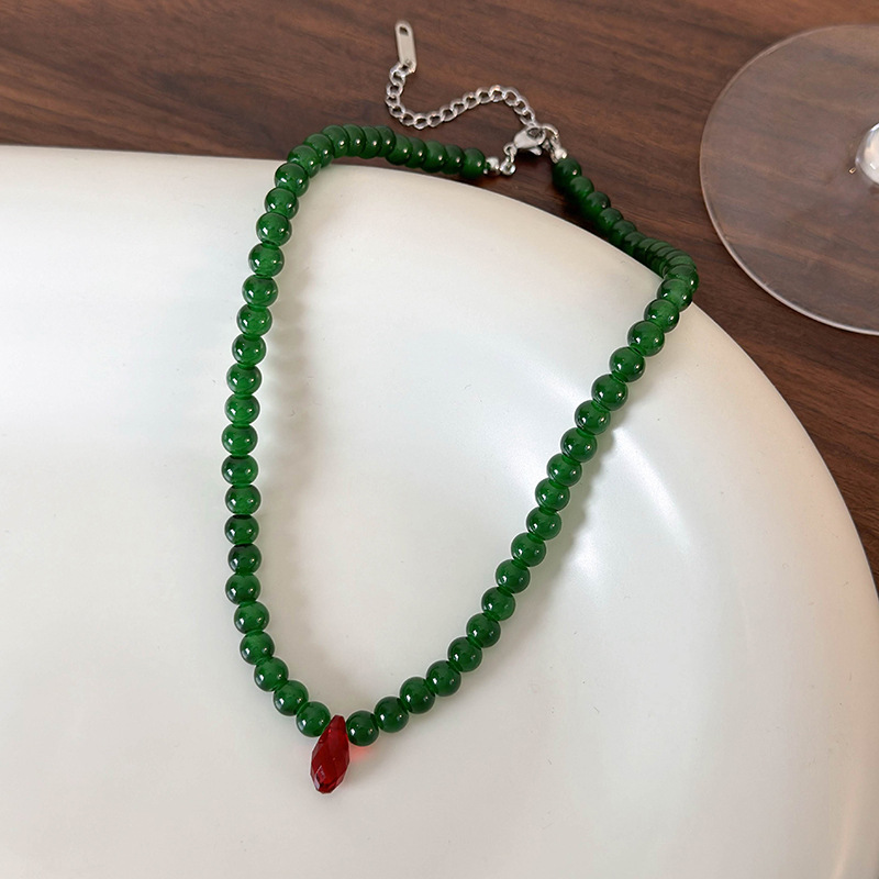 Vintage Fashion Looks - Vintage groene kralenketting met rode druppel