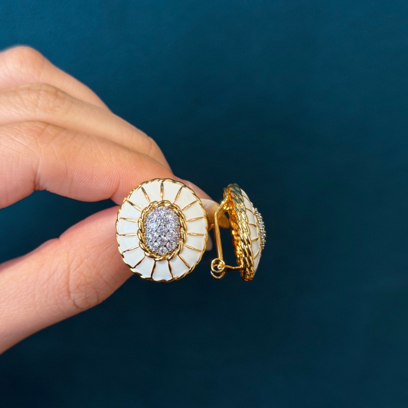 Vintage witte emaille ovaal oo - Vintage Fashion Jewelry Brands recensie en prijs
